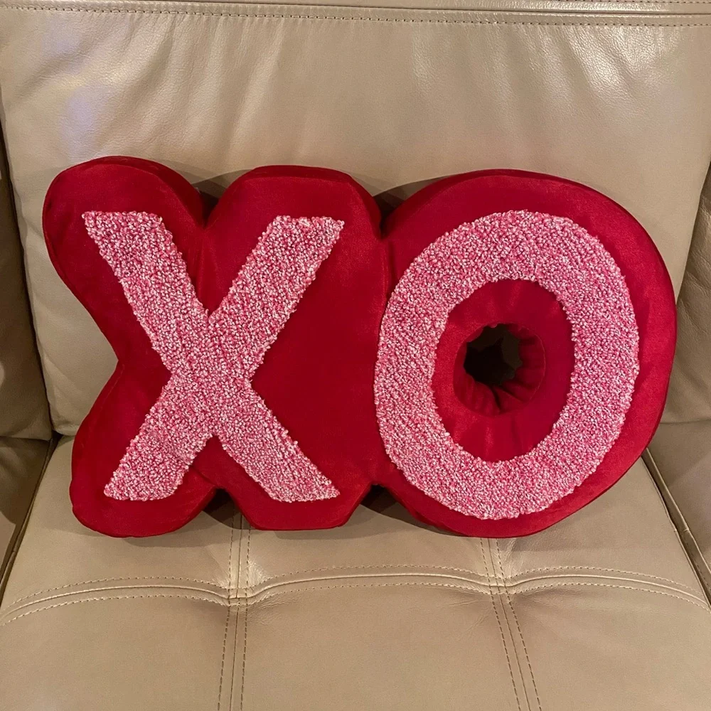 Target Bullseye Valentine’s Day XO Pillow Red & Pink NWT